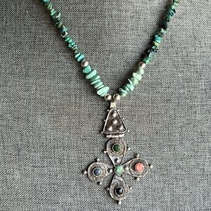 Green and Silver Necklace with Intricate Pendant & Earrings. 
☑️